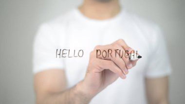 Merhaba Portekiz, şeffaf ekranda yazma adam