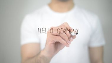 Merhaba Almanya, şeffaf ekranda yazma adam