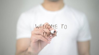 Dubai, şeffaf ekranda yazma adam hoş geldiniz.