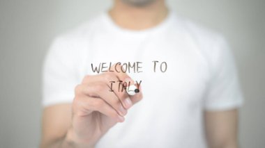 İtalya için şeffaf ekranda yazma adam hoş geldiniz.
