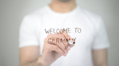 Almanya, şeffaf ekranda yazma adam hoş geldiniz.