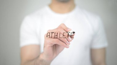 Atlet, şeffaf ekranda yazma adam