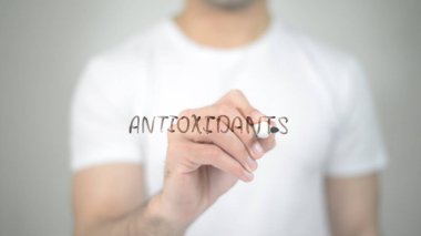 Antioksidanlar, şeffaf ekranda yazma adam