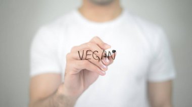 Vegan, şeffaf ekranda yazma adam