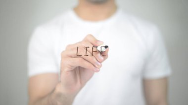 Hayat, şeffaf ekranda yazma adam