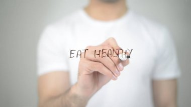 Sağlıklı, şeffaf ekranda yazma adam yemek