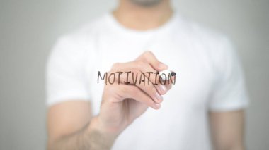 Motivasyon, şeffaf ekranda yazma adam