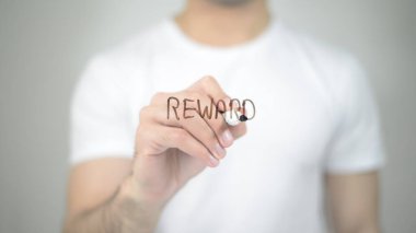 Ödül, şeffaf ekranda yazma adam