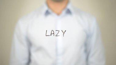 Tembel, şeffaf ekranda yazma adam