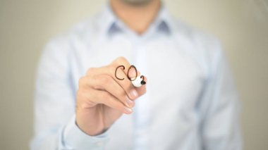 Karbon dioksit formülü, şeffaf ekranda yazma adam