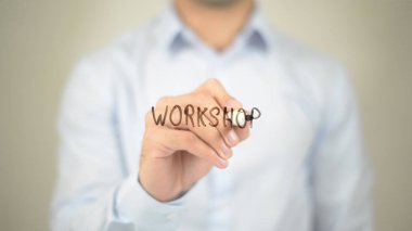 Atölye, şeffaf ekranda yazma adam