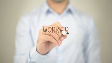 İşçi, şeffaf ekranda yazma adam