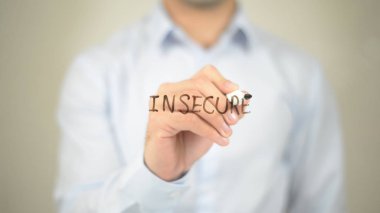 Güvensiz, Saydam Ekranda Yazan Adam