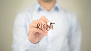 Değil mi, adam şeffaf ekranda yazma