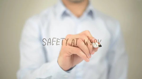 Seguridad en el Trabajo, hombre escribiendo en pantalla transparente — Foto de Stock