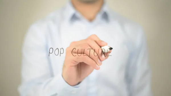 Cultura Pop, hombre escribiendo en pantalla transparente — Foto de Stock