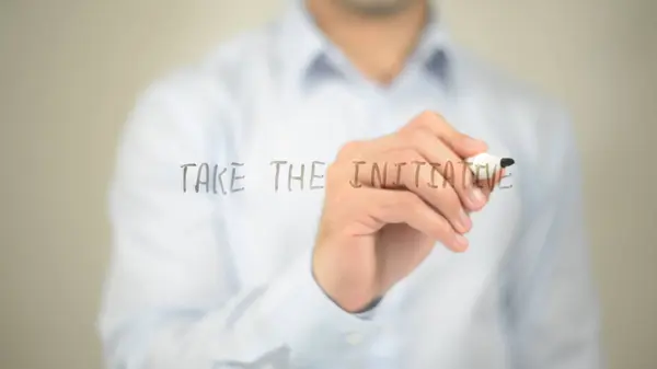 Neem de Intiative, man schrijven op transparante scherm — Stockfoto