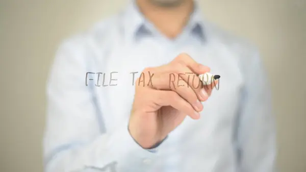 Steuererklärung einreichen, Mann schreibt auf transparentem Bildschirm — Stockfoto