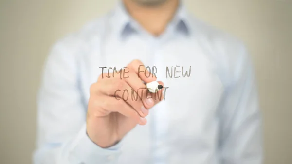 Tijd voor nieuwe inhoud, man schrijven op transparante scherm — Stockfoto