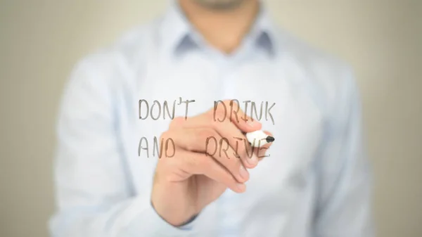 Nicht trinken und Auto fahren, Mann schreibt auf transparenten Bildschirm — Stockfoto