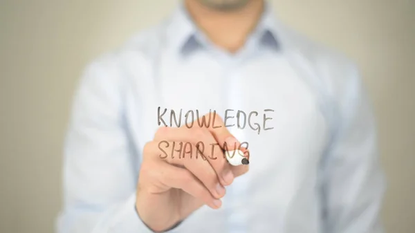 Compartilhamento de conhecimento, homem escrevendo na tela transparente — Fotografia de Stock