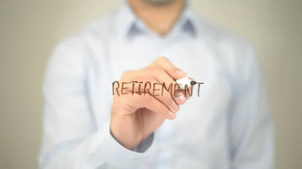 Pensionering, man skriver på transparent skärm — Stockfoto