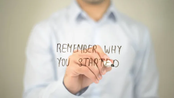 Remember Why You Started, hombre escribiendo en pantalla transparente — Foto de Stock