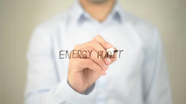 Energie-Audit, man schrijven op transparante scherm — Stockfoto