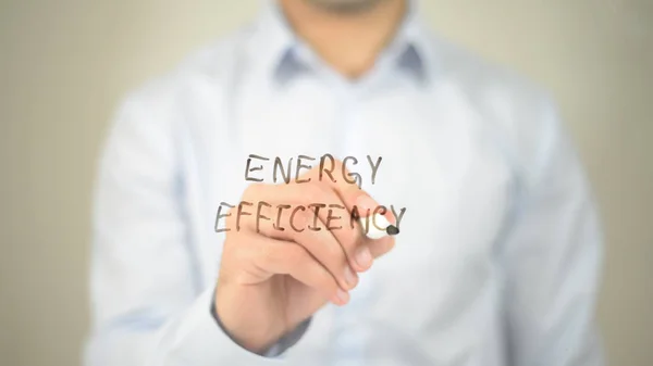 Eficiência energética, homem escrevendo em tela transparente — Fotografia de Stock