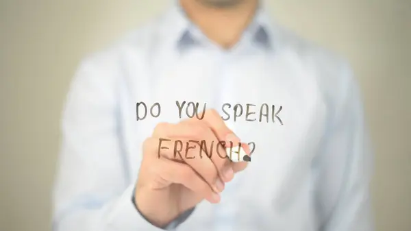 Spreekt u Frans? , man schrijven op transparante scherm — Stockfoto