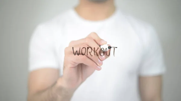 Workout, Mann schreibt auf transparentem Bildschirm — Stockfoto