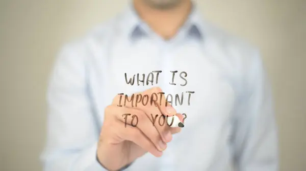 Was ist dir wichtig? , Mann schreibt auf transparentem Bildschirm — Stockfoto