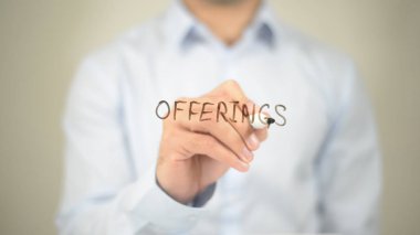 Teklifleri, şeffaf ekranda yazma adam