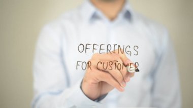 Müşteri, şeffaf ekranda yazma adam için teklifleri