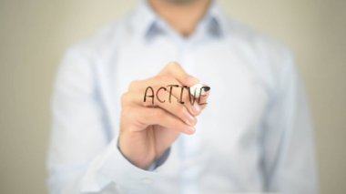 Etkin, şeffaf ekranda yazma adam