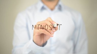 Zihniyet, şeffaf ekranda yazma adam