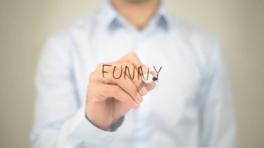 Eğlence, şeffaf ekranda yazma adam