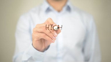 Yüksek, şeffaf ekranda yazma adam