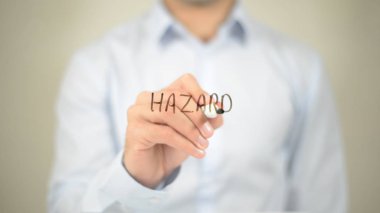 Tehlike, şeffaf ekranda yazma adam