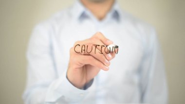 Dikkat, şeffaf ekranda yazma adam