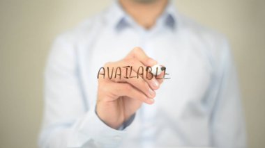 Uygun, şeffaf ekranda yazma adam