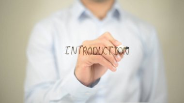 Giriş, şeffaf ekranda yazma adam