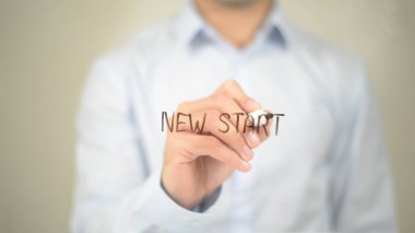 Yeni başlangıç, şeffaf ekranda yazma adam