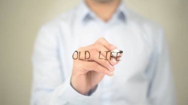 Eski hayat, şeffaf ekranda yazma adam