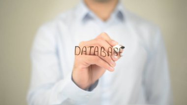 Veritabanı, şeffaf ekranda yazma adam