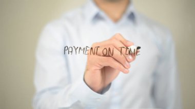 Ödeme zamanında, şeffaf ekranda yazma adam