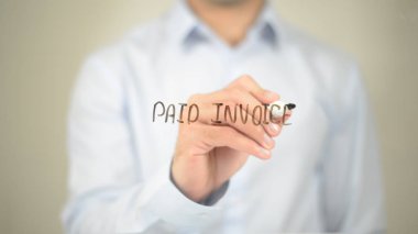 Ödenen fatura, şeffaf ekranda yazma adam