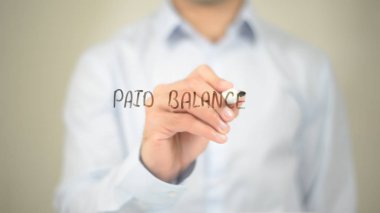 Ödenen denge, şeffaf ekranda yazma adam