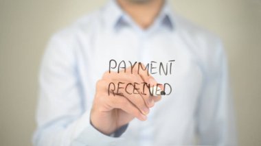Ödeme aldı, şeffaf ekranda yazma adam