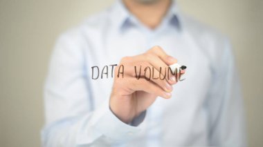 Veri birimi, şeffaf ekranda yazma adam